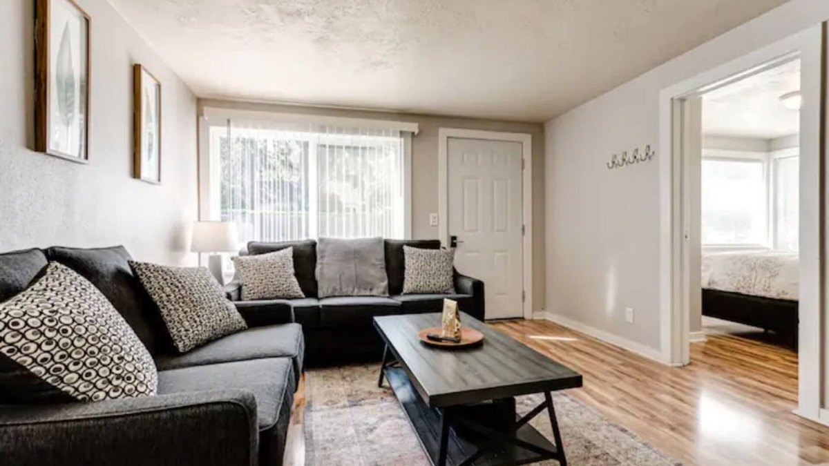 Amazon Apartment | Beautiful 2 bdrm, 1 Bath 4 blocks from The U of O,