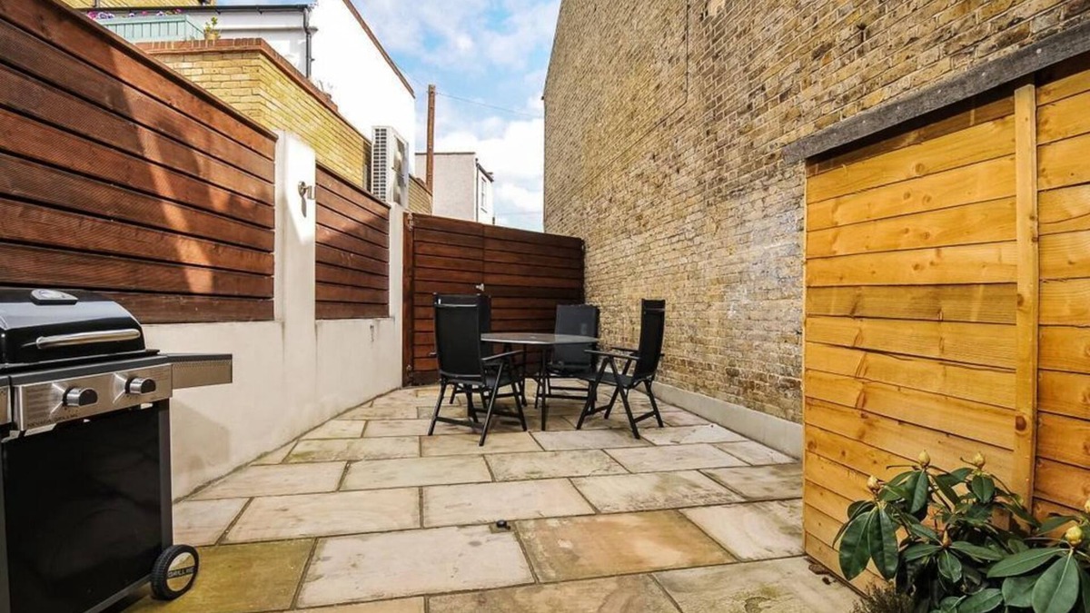Wandsworth House | Beautiful 2 Bed House in Wandsworth with Secure Parking/ Outdoor Space