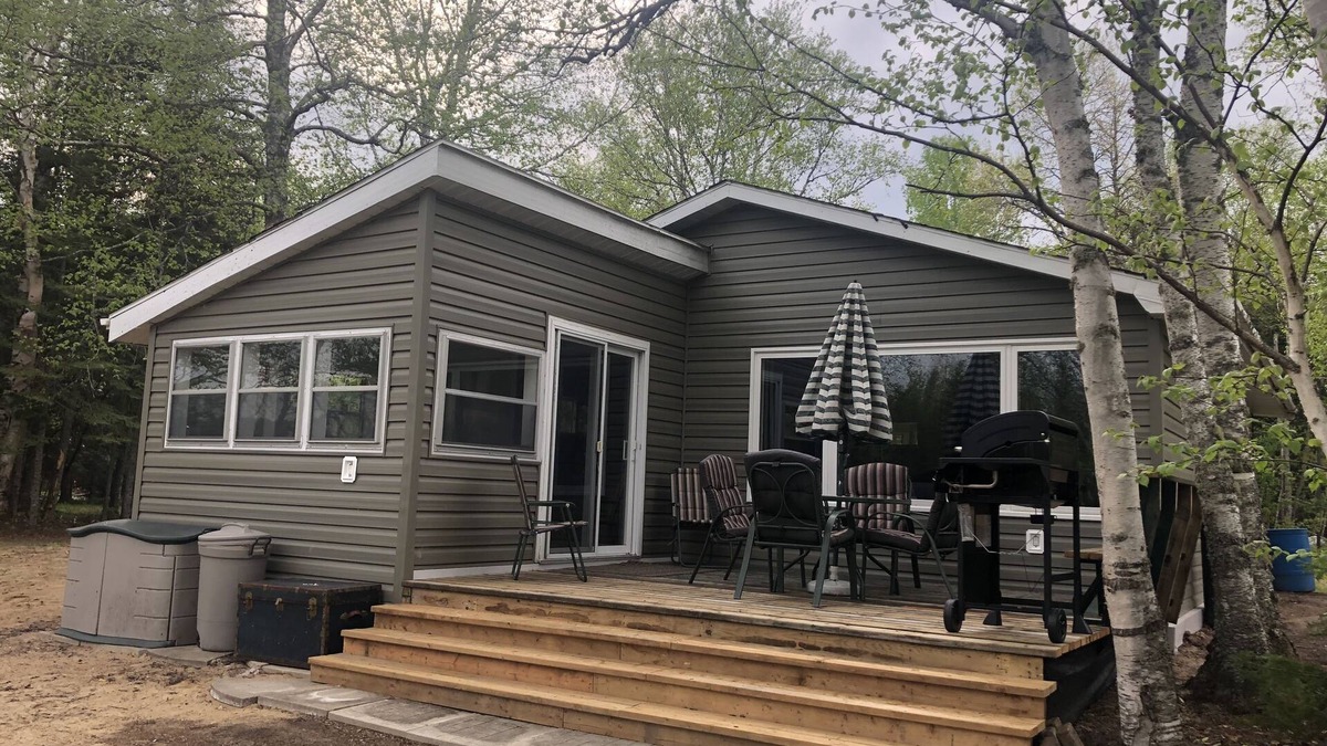 Shillington Cottage | Beautiful 2 bedroom lakefront cottage