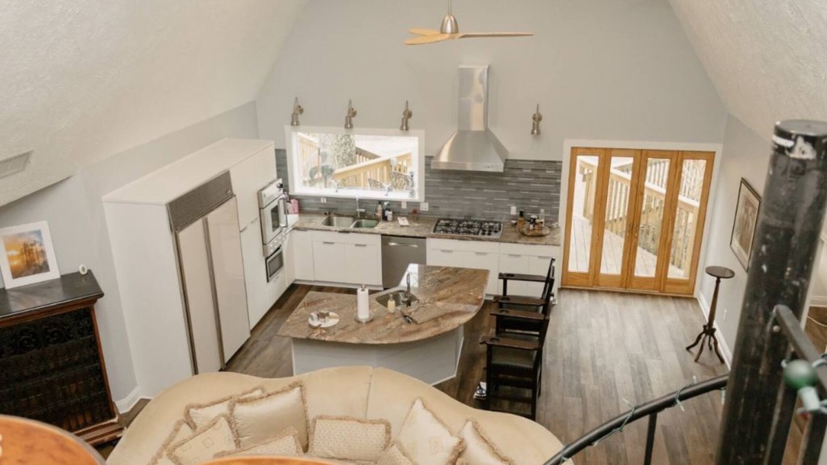 DeRidder House | Beautiful 2 Bedroom 1.5 Bathroom home with stocked fishing ponds.