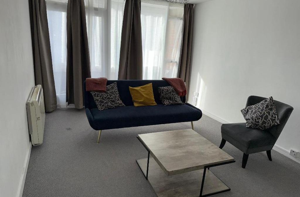 London Borough of Croydon Apartment | Beautiful-2 bedroom Apartment, 1 bathroom, sleeps 6, in greater london (South Croydon). Provides accommodation with WiFi, 3 minutes Walk from Purley Oak Station and 10mins drive to East Croydon Station