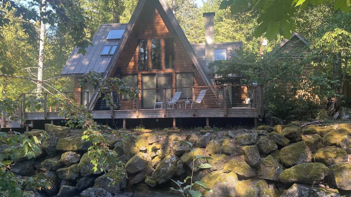 Packwood Cabin | Beautiful 2-bedroom cabin beside a creek in relaxing Packwood with WiFi, AC