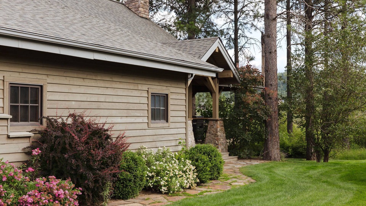 Dover Bay Cabin | Beautiful 2 Bedroom Cabin in Dover Bay/Sandpoint Idaho. Sleeps 7.