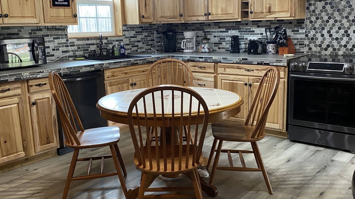 Florien Cabin | Beautiful 2 Bedroom Cabin with a lake view. Pets welcome
