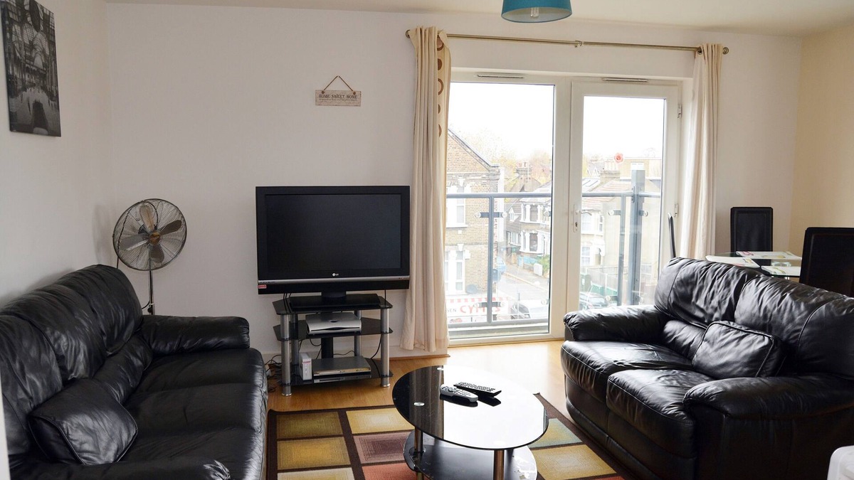 Leytonstone Apartment | BEAUTIFUL 2 BEDROOM FLAT WITH WI FI,SLEEPS 6