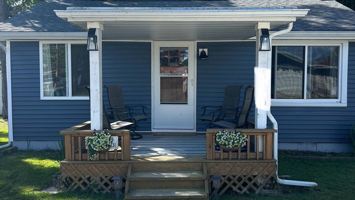 Tawas City Cabin | Beautiful 2-bedroom cabin in East Tawas