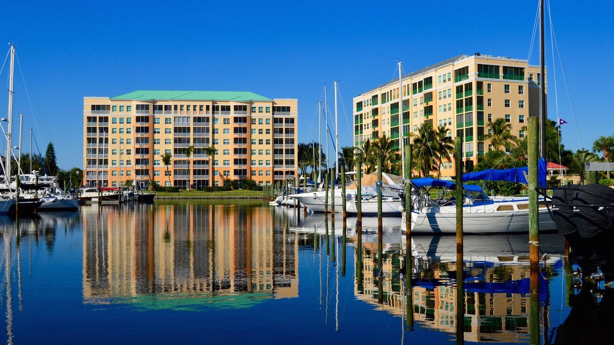 Burnt Store Marina Condo | Beautiful 2 bedroom Condo in Harbor Towers @ Burnt Store Marina