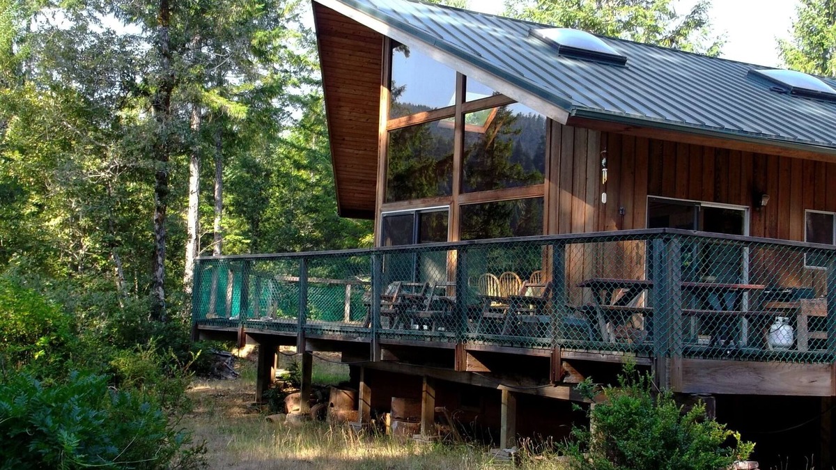 Crescent City House | Beautiful 2 story house on Smith River- Private Beach, Trails,& More!
