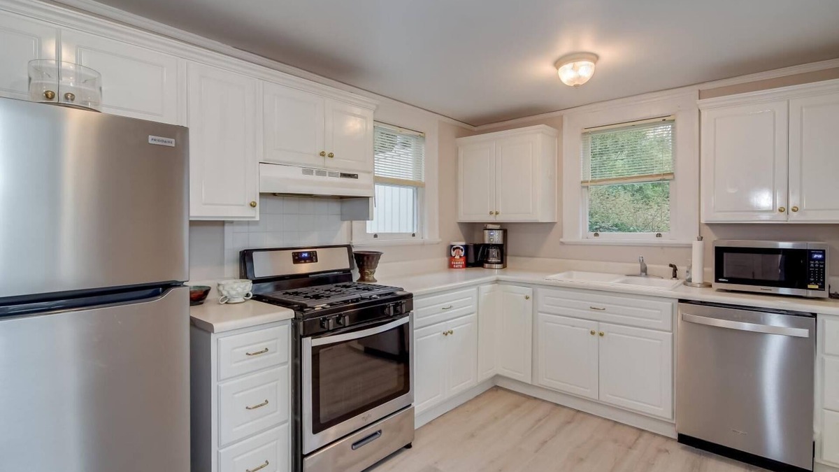 Summerville Cottage | Beautiful 2bedroom cottage with full kitchen, dining area, laundry, 3 TVs, a/c
