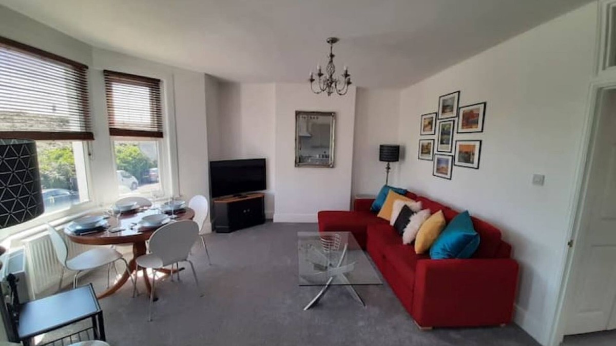 Weston-super-Mare Apartment | Beautiful 2BR Home close to Beachfront