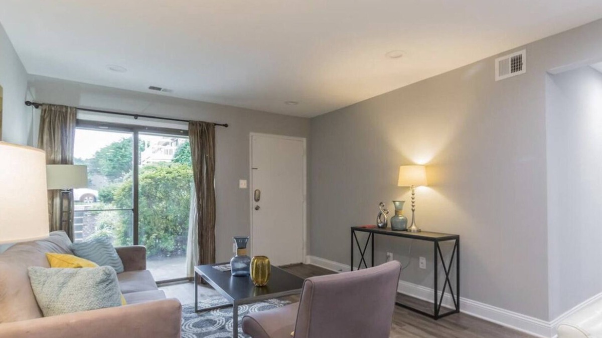 West Springfield Condo | Beautiful 2BR/1BA Renovated Condo near DC w/pool