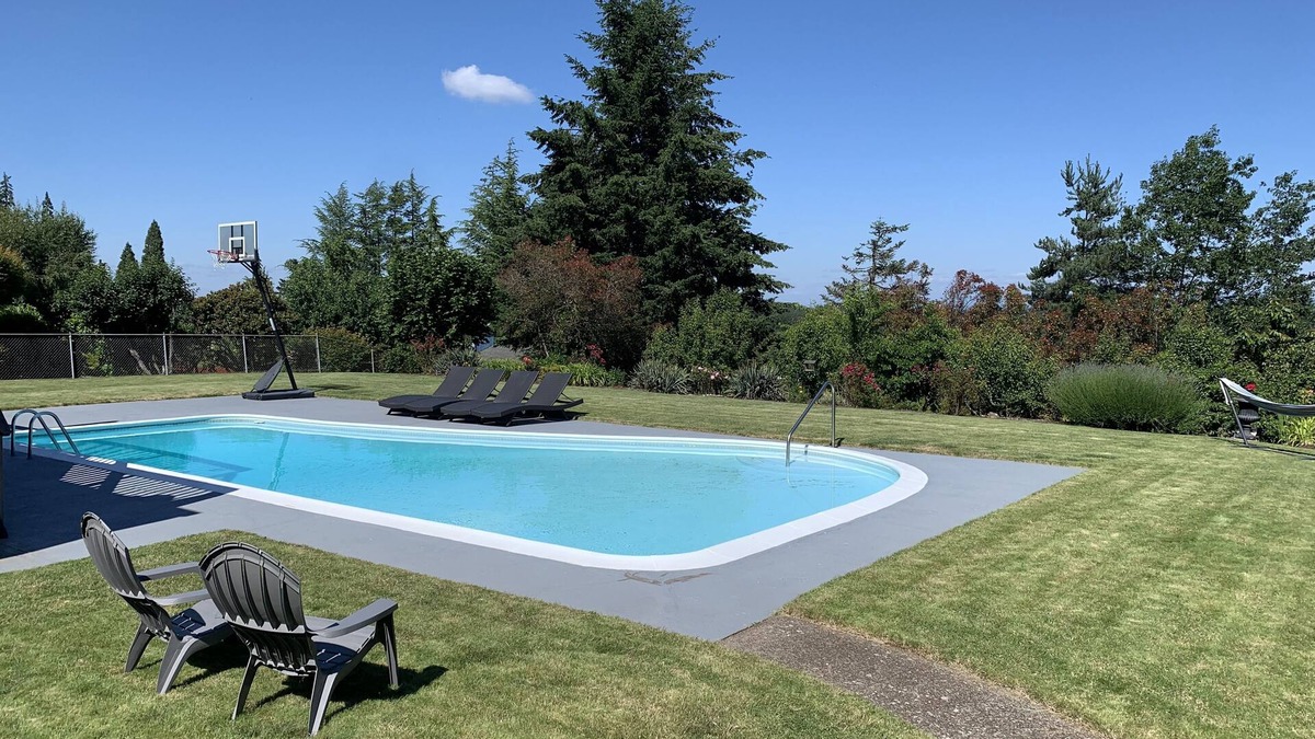 West Salem House | Beautiful 3 bed, 2 bath. Daylight Basement. Mountain & City View. Pool & Hot Tub