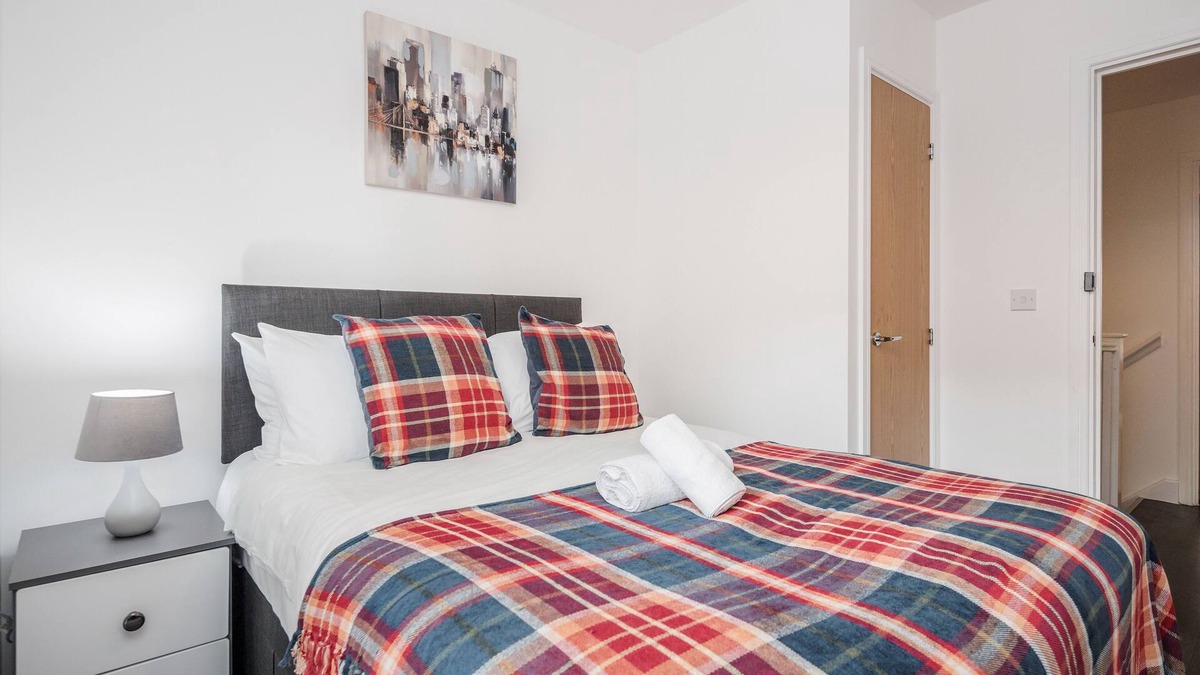 Brooklands Apartment | Beautiful 3-Bed Apartment in Romford