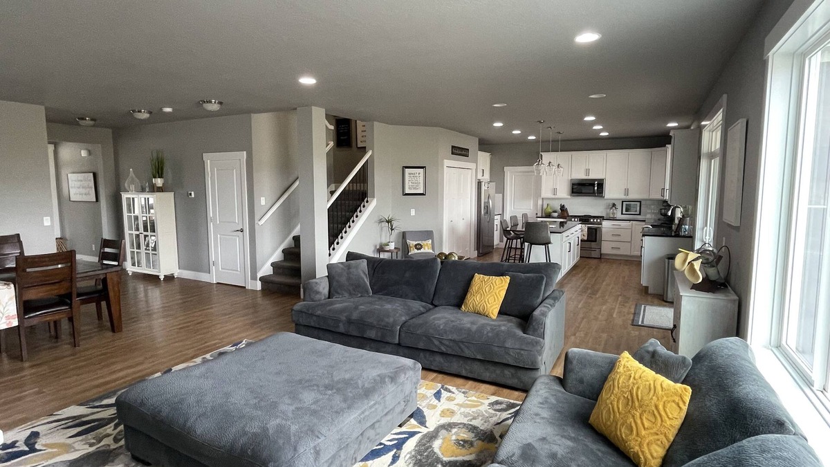 Greenacres House | Beautiful 3 bed+den, 3bath huge home on the Spokane River and Centennial Trail