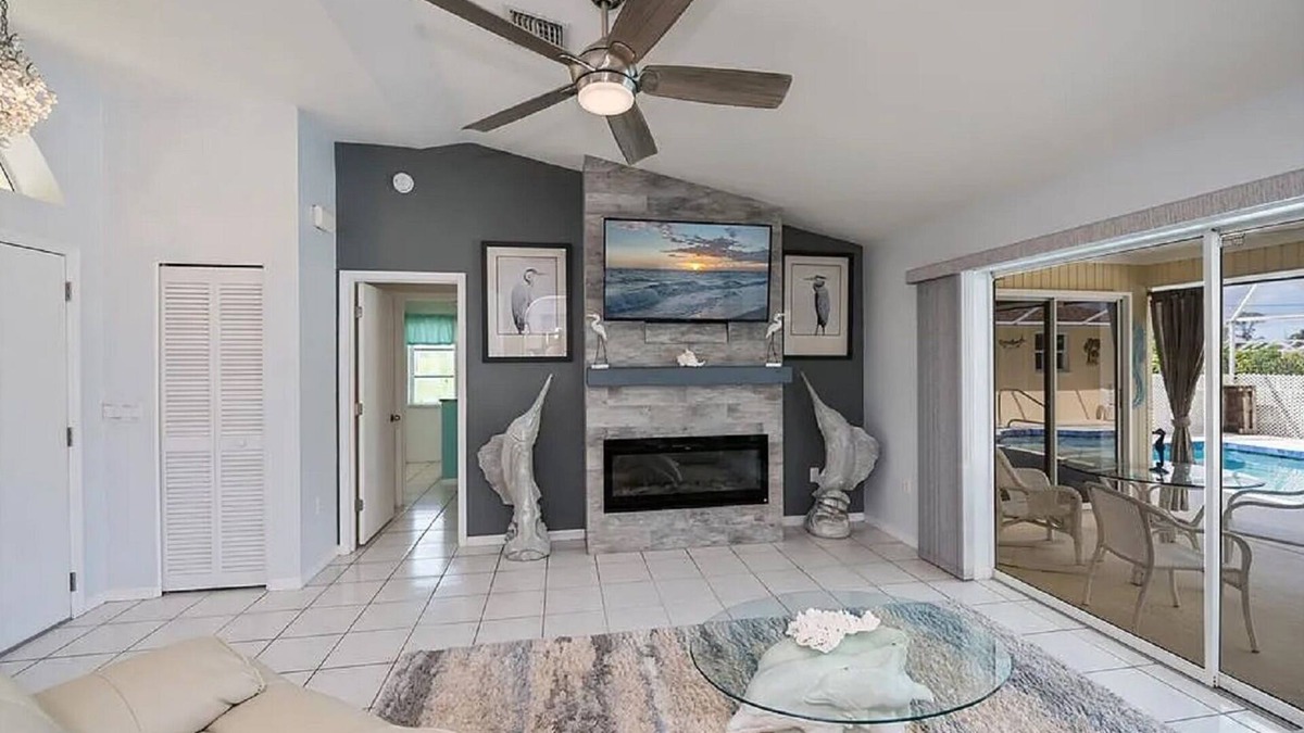 Broadmoor House | Beautiful 3-bedroom Pool home on Canal in wonderful Rotonda West, Close to Beach