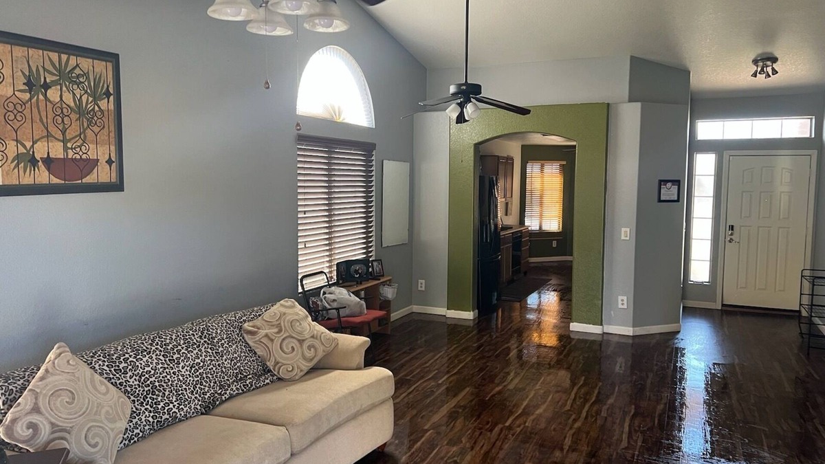 Glendale House | Beautiful 3 bedroom, 2 bathroom, walking distance to StateFarm Stadium/West Gate