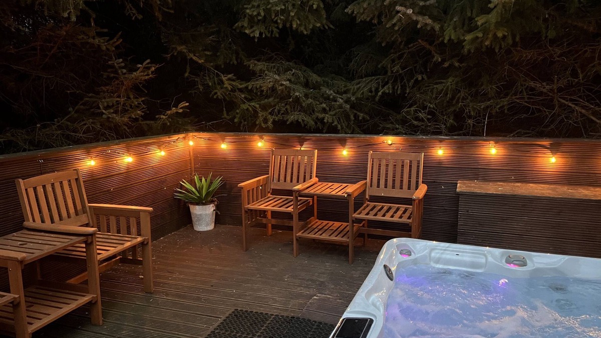 Morpeth Cabin | Beautiful 3 bedroom lodge with hot tub in stunning Northumberland