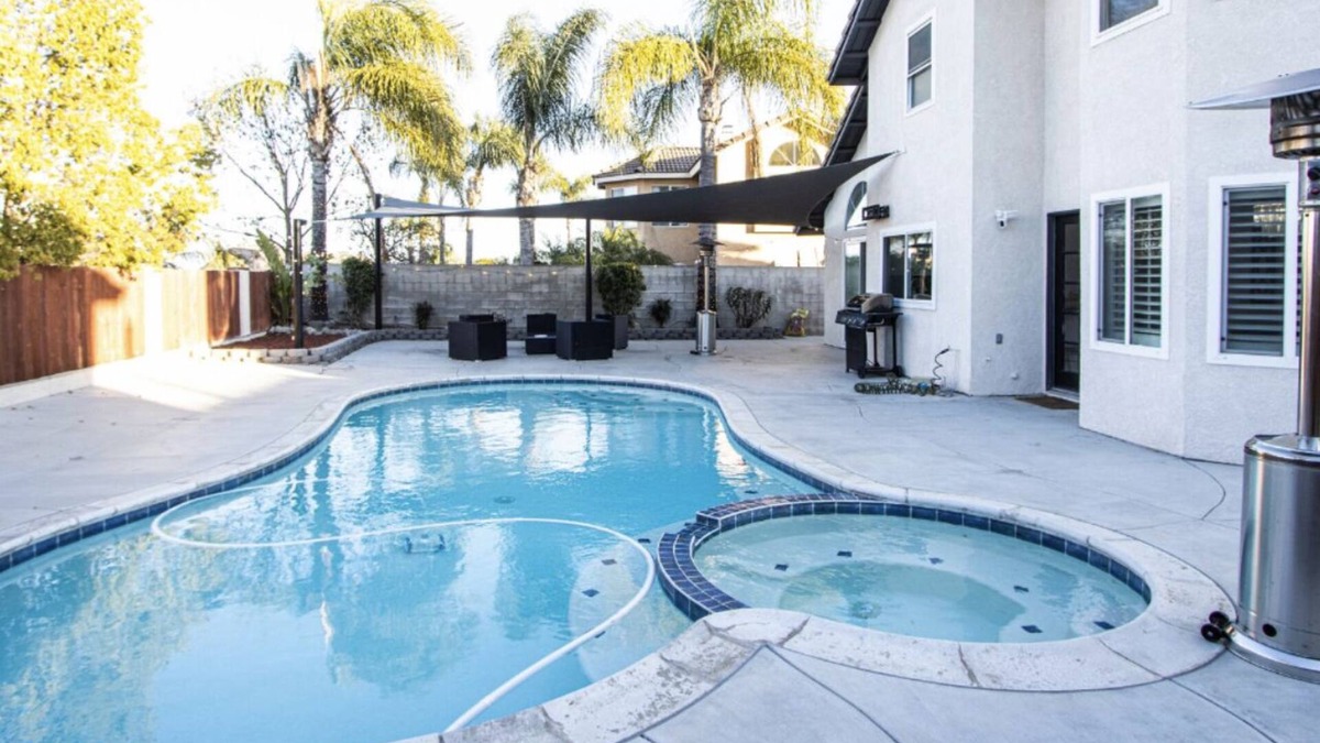 Riverside House | Beautiful 3 Bedroom Pool House.