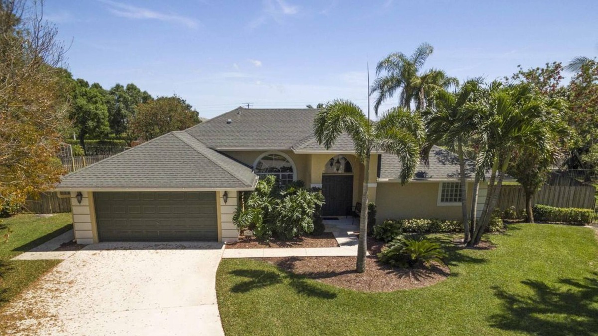 Equestrian Walk Apartment | Beautiful 3 Br. Single family (101172) by Houzlet