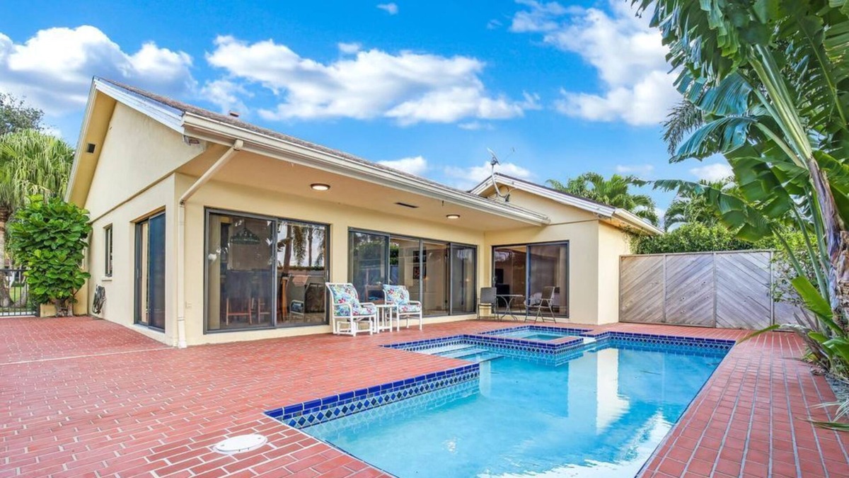 The Ridge at the Bluffs Apartment | Beautiful 3 Br. Single family (101202) by Houzlet
