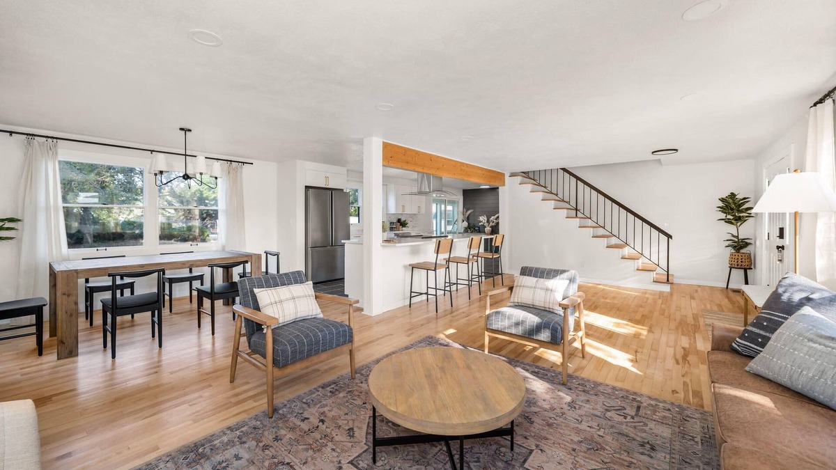 Spokane House | Beautiful 3 story villa with room for 17 people - outdoor POOL and indoor SAUNA