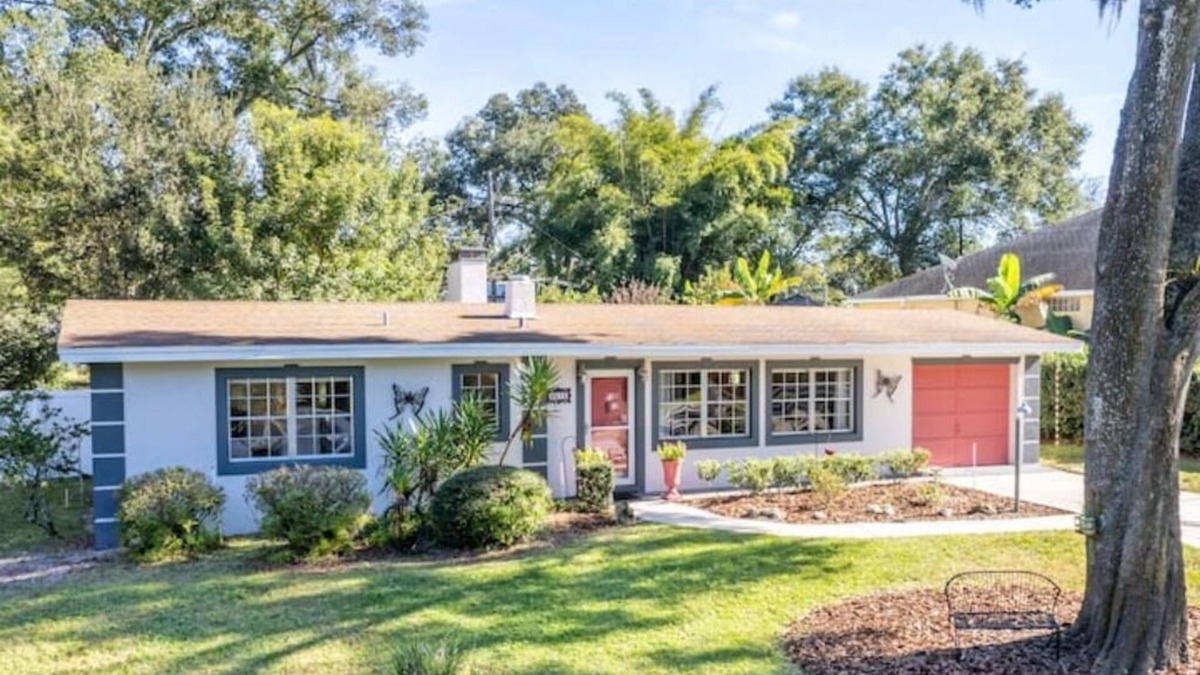 Mount Dora House | Beautiful 3bed 2bath Mount Dora Charmer with Views of Lake Ola