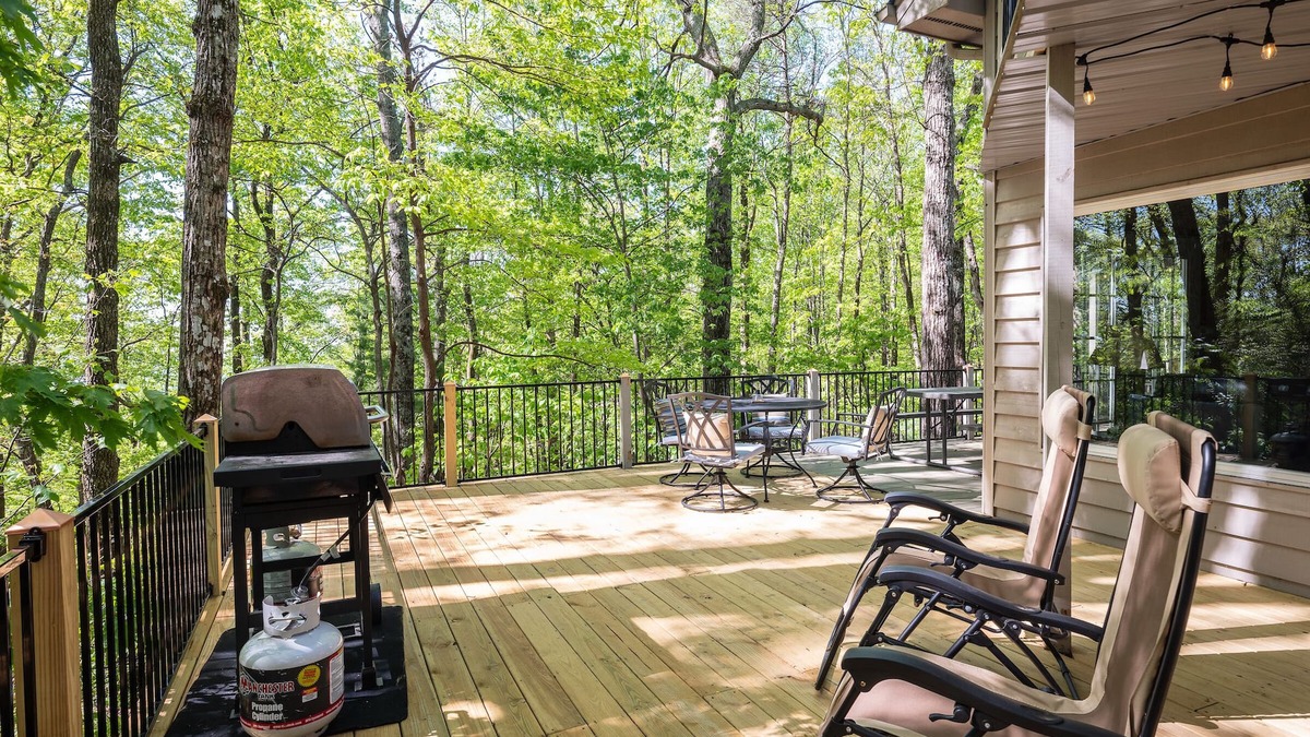Cliff Ridge Colony House | Beautiful 3BR, 3 bath 2 Pools, Lake, close to Cesars Head and Dupont