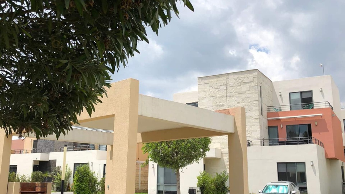 Calimaya House | Beautiful 3BR townhouse with on-premises parking