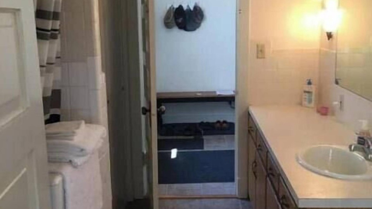 Cushing House | -Beautiful 4.5 BR/4 Ba home with 2 car garage
