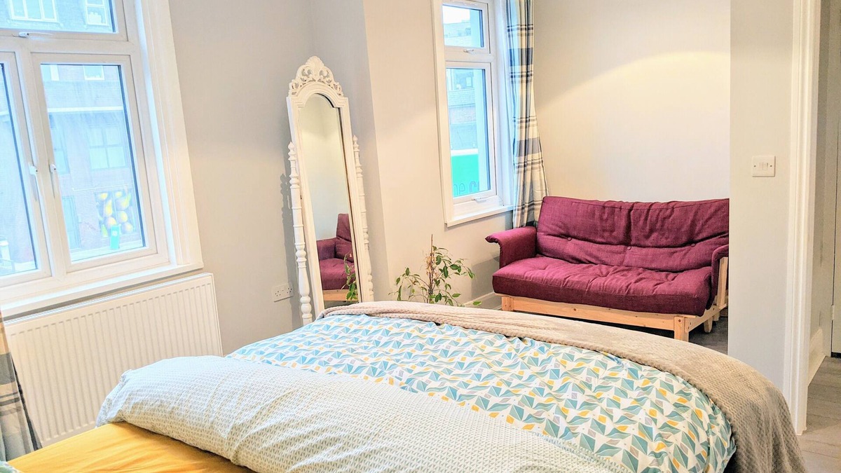 Childs Hill House | Beautiful 4 bed 2 bath home in central location with back garden