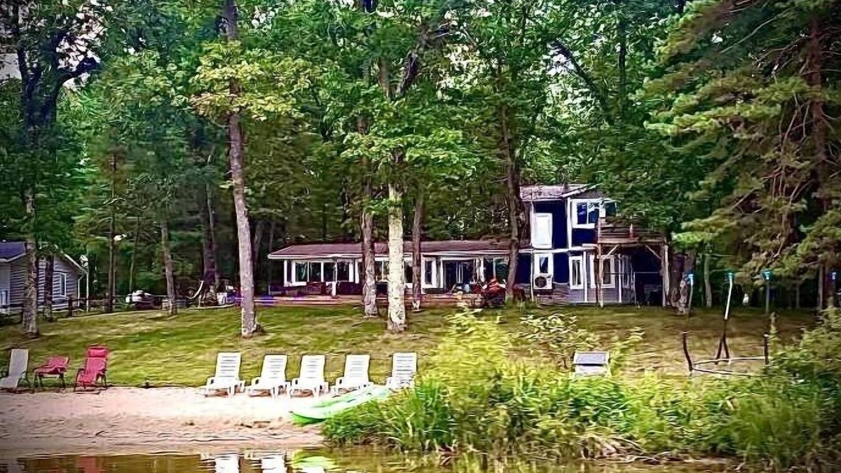 Fountain House | Beautiful 4 bed; 2 bath home on Long Lake!