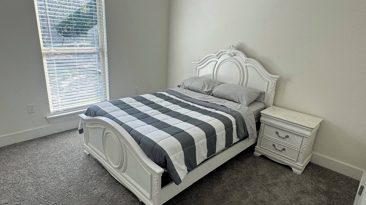 Zachary House | Beautiful 4/bed/2bath home away from home getaway Sleeps up to eight guest