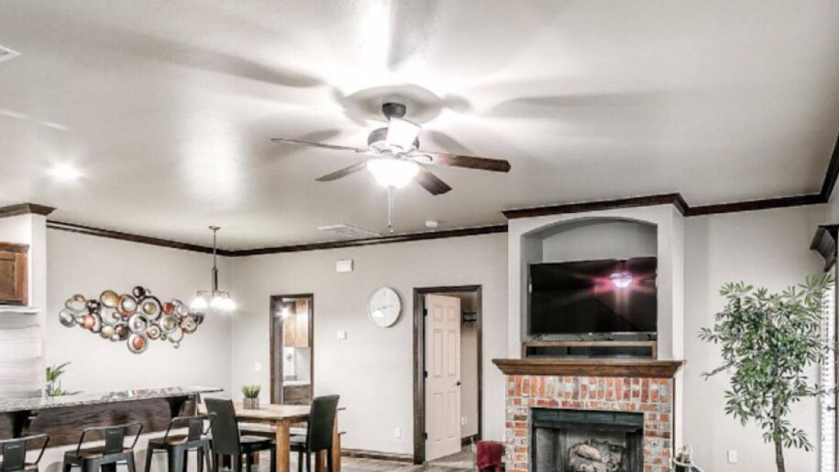 Central Oklahoma City House | Beautiful 4 Bed House With King Bed & HOA Park