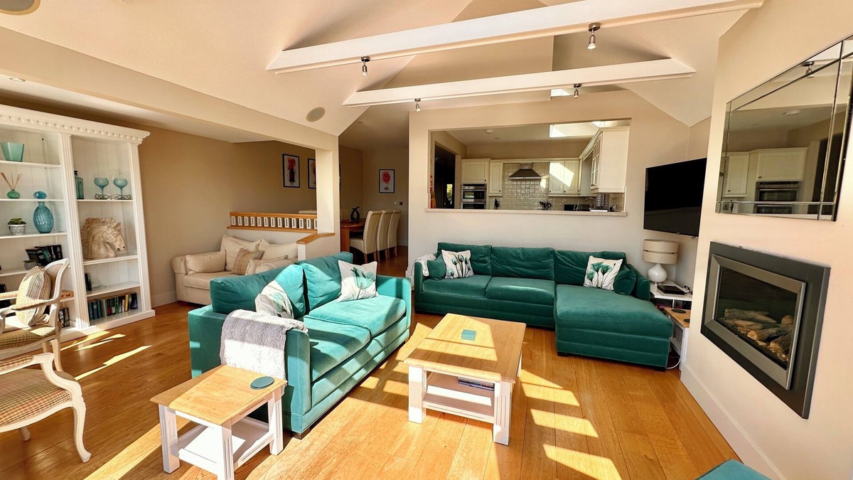 South Cerney Cabin | Beautiful 4 bed lakeside lodge in the Cotswolds. Private deck & STUNNING views