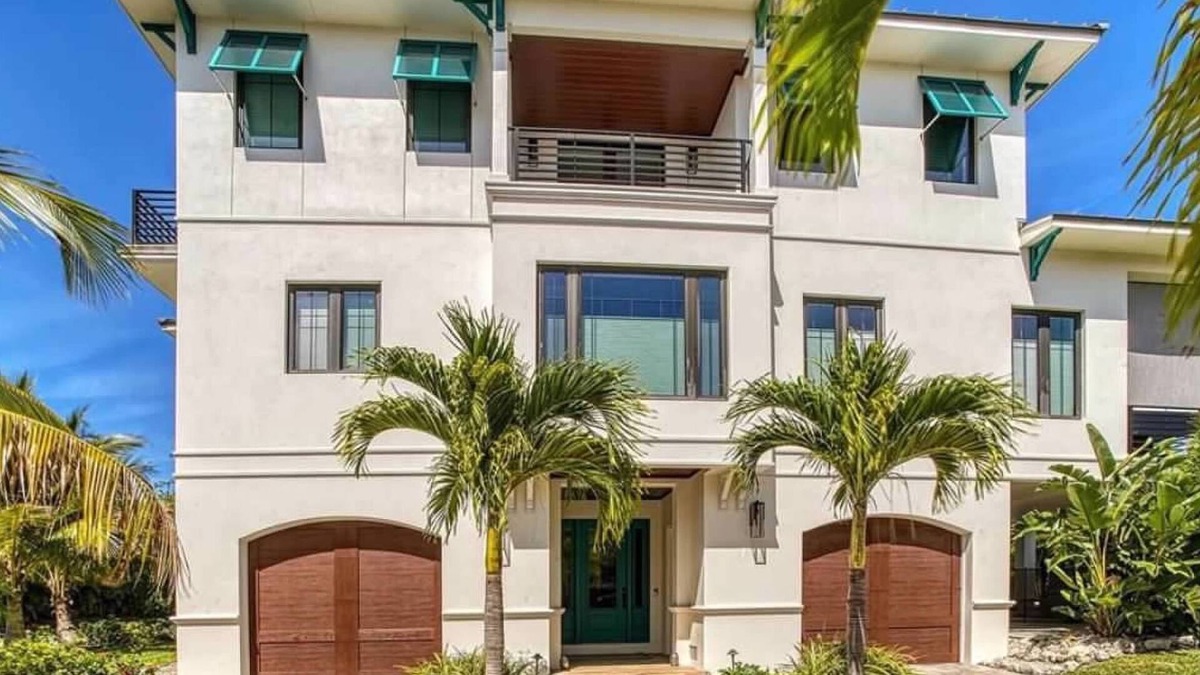 Whitney Beach House | Beautiful 4-bedroom house walking distance to beach and restaurants Longboat Key