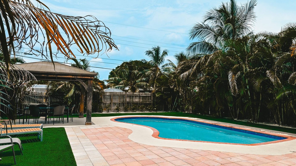 North Central Hollywood House | Beautiful 4 Bedroom 2 Bath private pool home 3 miles from Hollywood beach.