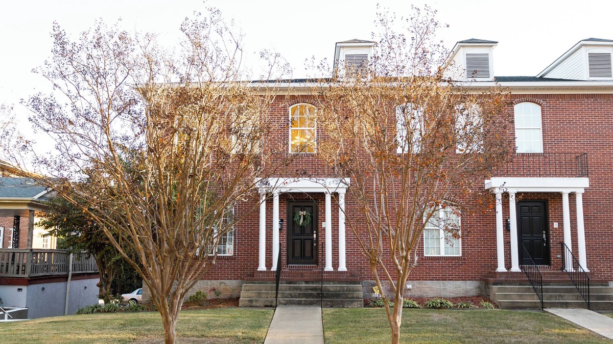 Florence Condo | Beautiful 4-bedroom condo with WiFi, AC in fabulous Florence Downtown near UNA