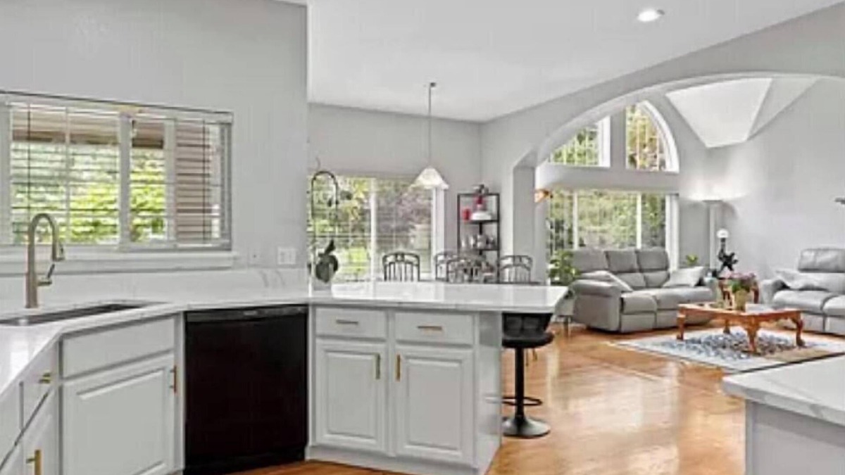 Thornton House | Beautiful 4 bedroom home-room to spread out!