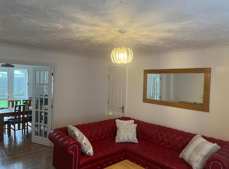 Greenwich House | Beautiful 4 bedroom home 3 bathrooms, Excellent location, Family, Group, Corporate, Contractor