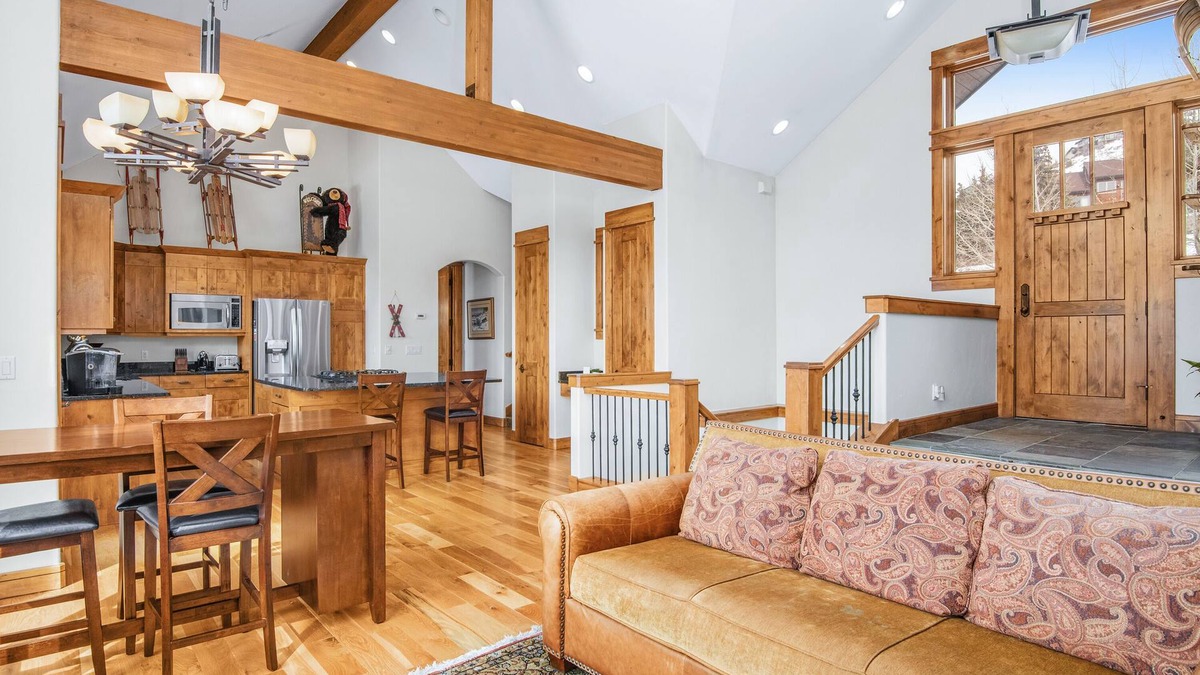 Wildridge House | Beautiful 4 Bedroom Home with Panoramic Mountain Views