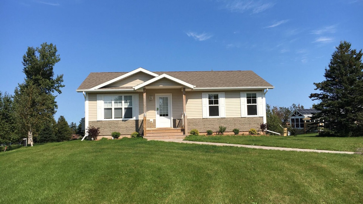 Anglo Rustico House | Beautiful 4 bedroom house with waterview - 5 min to the beach!