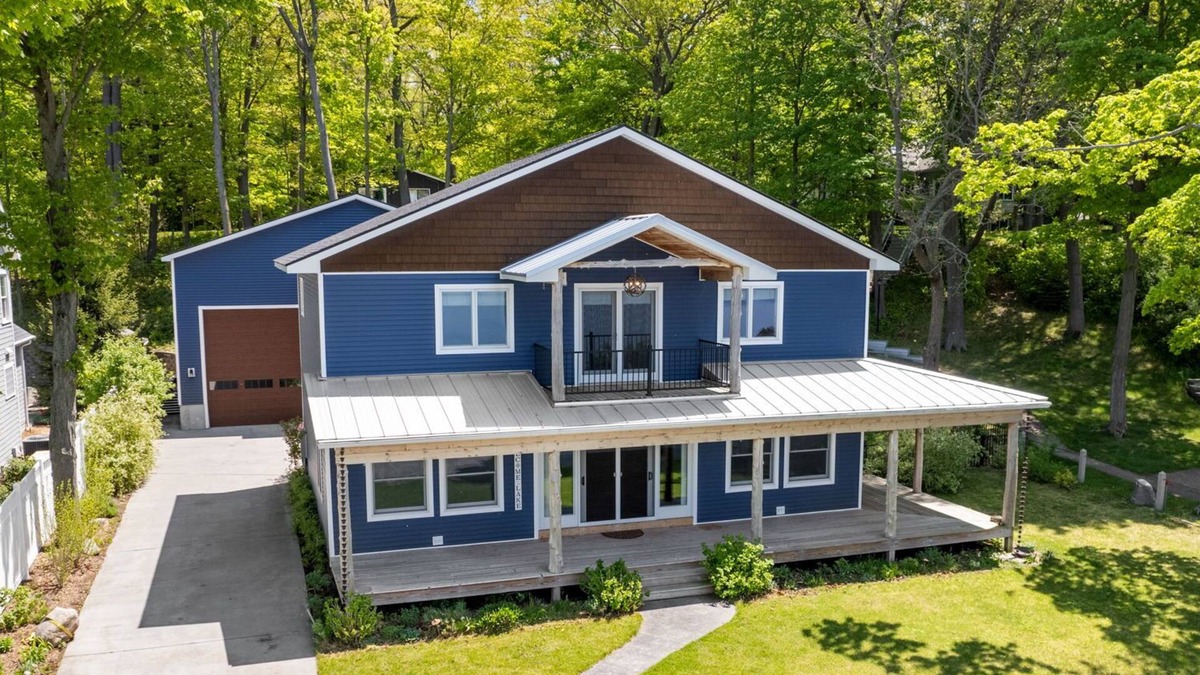 Whitehall House | Beautiful 4-Bedroom Lakefront Home with dock on White Lake, Whitehall, MI