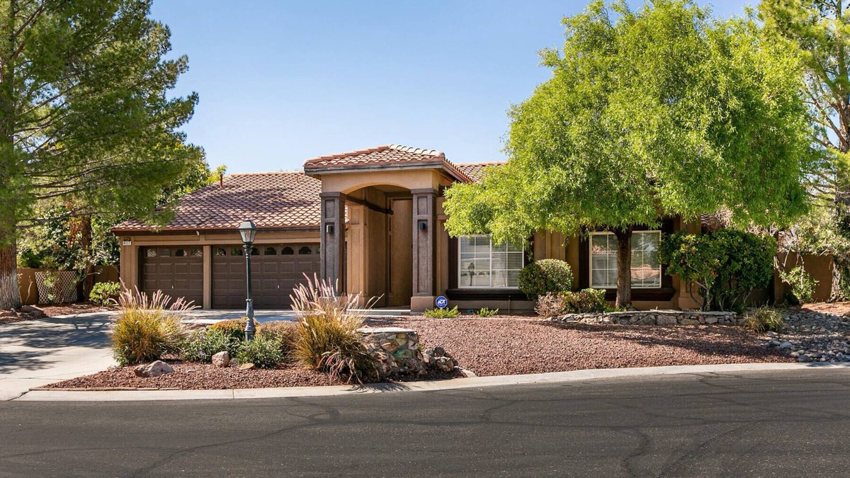 Las Vegas House | Beautiful 4 bedroom pool home in gated community