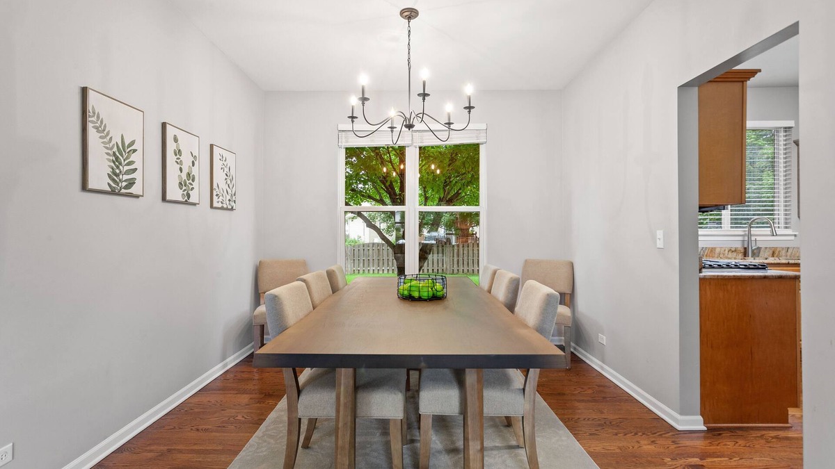 Fox Valley House | Beautiful 4 Bedroom House - Close to Everything - Naperville