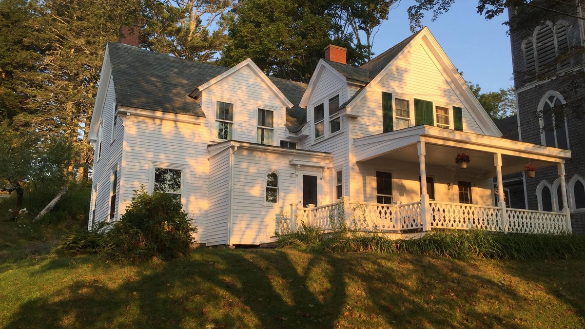 North Haven House | Beautiful 4 Bedroom Home - Downtown!