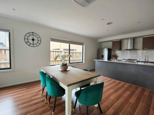 Point Cook Villa | Beautiful 4 Bedrooms Houses