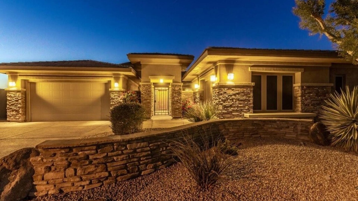 Estrella Mountain Ranch House | Beautiful 4 plus Bedroom Estrella Home on the Golf Course