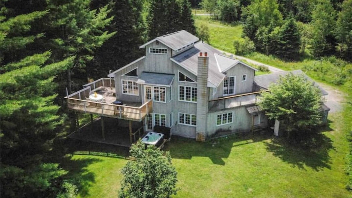 Bracebridge Cottage | Beautiful 4 Season Muskoka river waterfront cottage with a Hot tub!