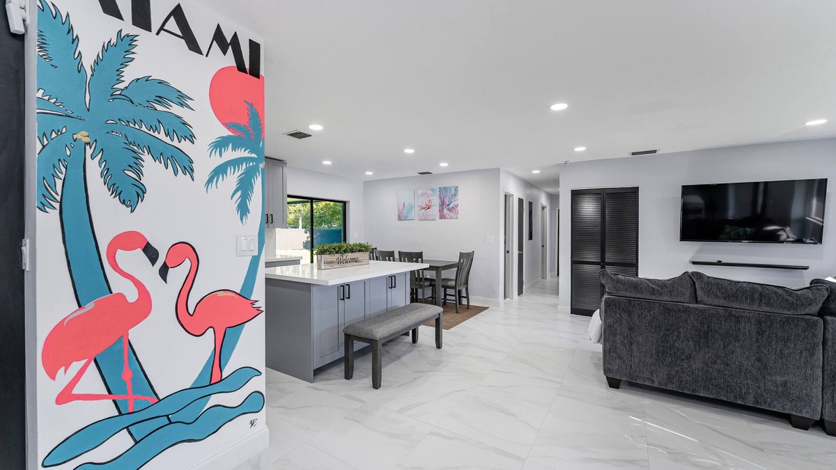 Miami Gardens House | Beautiful 5 bedroom Modern Home with a Pool