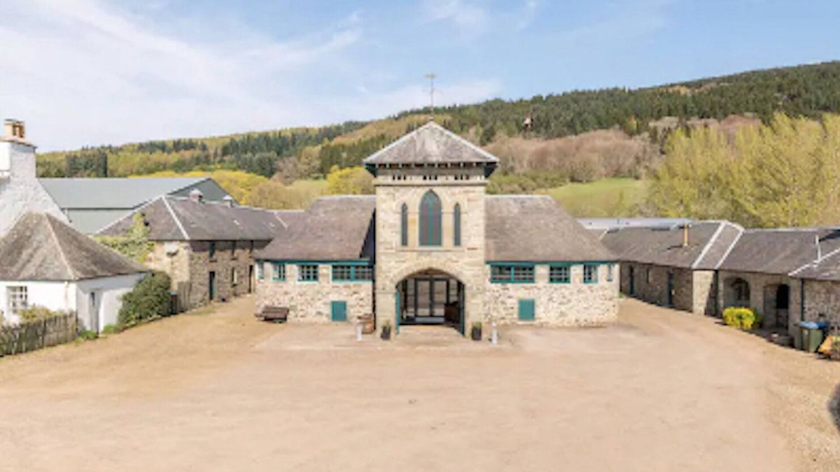 Aberfeldy House | Beautiful 5 Bedroom Steading Conversion in Highland Perthshire